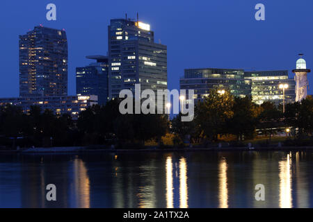 Wiener Skyline an der Donau bei Nacht Stockfoto