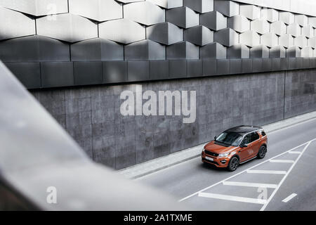 Minsk, Weißrussland - September 24, 2019: borwn Farbe Auto Land Rover Discovery Sport Bewegung auf der Straße in der Stadt. Stockfoto