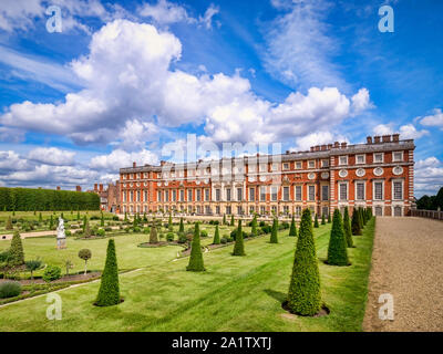 Vom 9. Juni 2019: Richmond upon Thames, London, UK - Der Süden vorne und Kronprinzengarten von Hampton Court Palace, der ehemaligen königlichen Residenz in West London. Stockfoto
