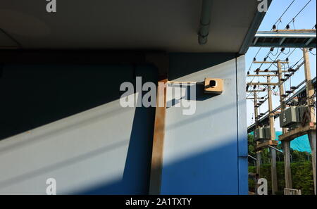 Nahaufnahme des alten Sicherheit Kamera an der Wand unter Sonnenlicht am Morgen installiert, Sicherheitskonzept Stockfoto
