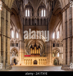 Vom 3. Juli 2019: Lincoln, Lincolnshire, Großbritannien - Der Chor und Orgel der Kathedrale von Lincoln, vom Kirchenschiff gesehen, nach Osten. Stockfoto