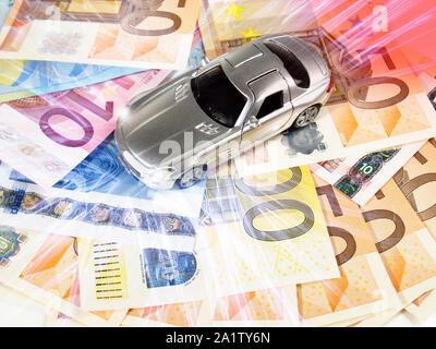 Auto auf Banknoten Stockfoto