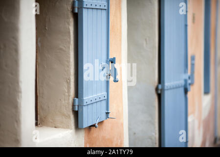 Traditionelle Fensterläden in Ménerbes, Frankreich Stockfoto