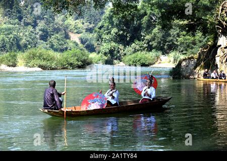 Guizhou, China. 29 Sep, 2019. Yunnan China - Die dritte Duliujiang Dong Vieh bein Piano Song Festival Off in Qianlie Dong Zhai, zhongzhen Stadt, Rongjiang County, qiandongnan Miao Dong Autonomen Präfektur, Provinz Guizhou getreten. Mehr als 800 Dong folk Sänger aus 38 Dongzhai 42 singen Teams aus Duliujiang County, Rong Jiang County, sang Kuh bein Song unter dem alten Banyan Tree auf der Riverside, feierte die Dong Nationalität Vieh bein Piano Song Festival und der nationalen Kultur. Credit: SIPA Asien/ZUMA Draht/Alamy leben Nachrichten Stockfoto