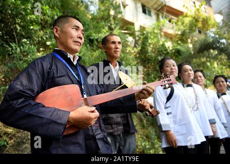 Guizhou, China. 29 Sep, 2019. Yunnan China - Die dritte Duliujiang Dong Vieh bein Piano Song Festival Off in Qianlie Dong Zhai, zhongzhen Stadt, Rongjiang County, qiandongnan Miao Dong Autonomen Präfektur, Provinz Guizhou getreten. Mehr als 800 Dong folk Sänger aus 38 Dongzhai 42 singen Teams aus Duliujiang County, Rong Jiang County, sang Kuh bein Song unter dem alten Banyan Tree auf der Riverside, feierte die Dong Nationalität Vieh bein Piano Song Festival und der nationalen Kultur. Credit: SIPA Asien/ZUMA Draht/Alamy leben Nachrichten Stockfoto