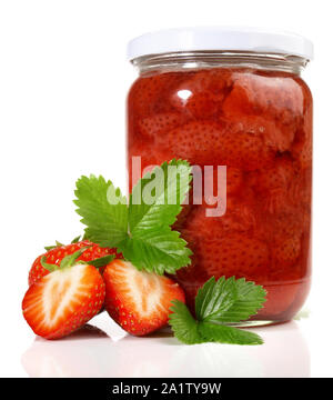 Erdbeermarmelade in einem Glas auf weißem Hintergrund Stockfoto