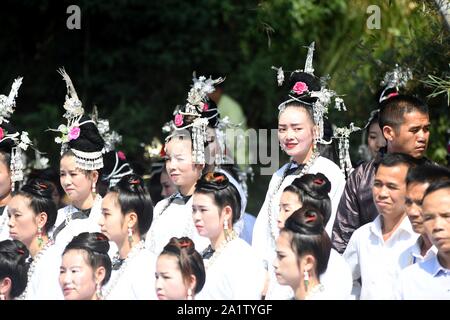 Guizhou, China. 29 Sep, 2019. Yunnan China - Die dritte Duliujiang Dong Vieh bein Piano Song Festival Off in Qianlie Dong Zhai, zhongzhen Stadt, Rongjiang County, qiandongnan Miao Dong Autonomen Präfektur, Provinz Guizhou getreten. Mehr als 800 Dong folk Sänger aus 38 Dongzhai 42 singen Teams aus Duliujiang County, Rong Jiang County, sang Kuh bein Song unter dem alten Banyan Tree auf der Riverside, feierte die Dong Nationalität Vieh bein Piano Song Festival und der nationalen Kultur. Credit: SIPA Asien/ZUMA Draht/Alamy leben Nachrichten Stockfoto