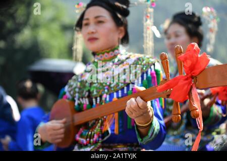 Guizhou, China. 29 Sep, 2019. Yunnan China - Die dritte Duliujiang Dong Vieh bein Piano Song Festival Off in Qianlie Dong Zhai, zhongzhen Stadt, Rongjiang County, qiandongnan Miao Dong Autonomen Präfektur, Provinz Guizhou getreten. Mehr als 800 Dong folk Sänger aus 38 Dongzhai 42 singen Teams aus Duliujiang County, Rong Jiang County, sang Kuh bein Song unter dem alten Banyan Tree auf der Riverside, feierte die Dong Nationalität Vieh bein Piano Song Festival und der nationalen Kultur. Credit: SIPA Asien/ZUMA Draht/Alamy leben Nachrichten Stockfoto