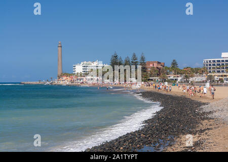 Maspalomas, Spanien - 10. Mai 2010: Der Leuchtturm von Maspalomas ist der südlichste Ort in Europa. Rund um den Leuchtturm sind Ferienorte und Strände. Stockfoto