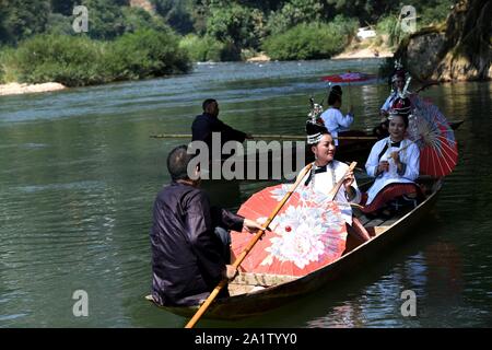 Guizhou, China. 29 Sep, 2019. Yunnan China - Die dritte Duliujiang Dong Vieh bein Piano Song Festival Off in Qianlie Dong Zhai, zhongzhen Stadt, Rongjiang County, qiandongnan Miao Dong Autonomen Präfektur, Provinz Guizhou getreten. Mehr als 800 Dong folk Sänger aus 38 Dongzhai 42 singen Teams aus Duliujiang County, Rong Jiang County, sang Kuh bein Song unter dem alten Banyan Tree auf der Riverside, feierte die Dong Nationalität Vieh bein Piano Song Festival und der nationalen Kultur. Credit: SIPA Asien/ZUMA Draht/Alamy leben Nachrichten Stockfoto