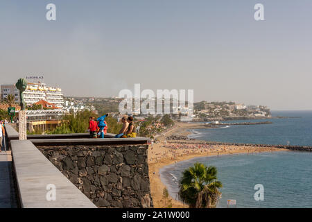 Playa del Ingles, Spanien - Jan 5, 2011: Schöne Aussicht von der walking Boulevard über die Küste und die Strände von Playa del Ingles und San Agustin. O Stockfoto