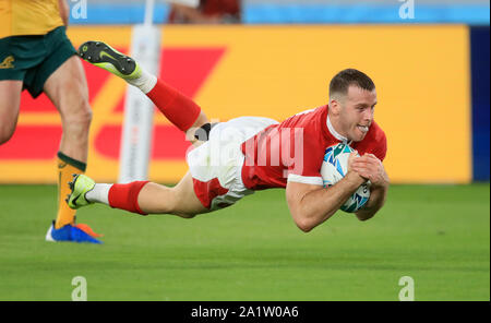 Wales" Gareth Davies Kerben seine Seiten zweite versuchen Sie, während der 2019 Rugby WM-Spiel im Stadion in Tokio, Japan. Stockfoto