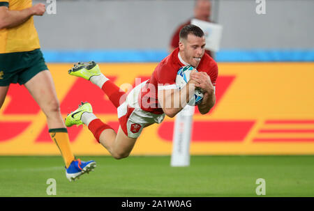 Wales" Gareth Davies Kerben seine Seiten zweite versuchen Sie, während der 2019 Rugby WM-Spiel im Stadion in Tokio, Japan. Stockfoto