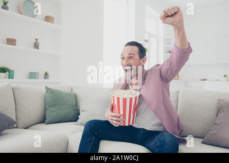 Attraktiver Mann sitzen in einem gemütlichen Sofa Couch tragen casual Denim Stockfoto