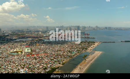 Manila Stadt mit Hafen, Wolkenkratzer, moderne Gebäude und Makati Business Center bei Sonnenuntergang, Antenne Brummen. Reisen Urlaub Begriff Stockfoto