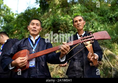 Guizhou, China. 29 Sep, 2019. Yunnan China - Die dritte Duliujiang Dong Vieh bein Piano Song Festival Off in Qianlie Dong Zhai, zhongzhen Stadt, Rongjiang County, qiandongnan Miao Dong Autonomen Präfektur, Provinz Guizhou getreten. Mehr als 800 Dong folk Sänger aus 38 Dongzhai 42 singen Teams aus Duliujiang County, Rong Jiang County, sang Kuh bein Song unter dem alten Banyan Tree auf der Riverside, feierte die Dong Nationalität Vieh bein Piano Song Festival und der nationalen Kultur. Credit: SIPA Asien/ZUMA Draht/Alamy leben Nachrichten Stockfoto