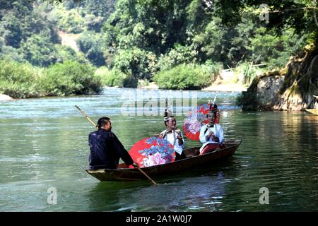 Guizhou, China. 29 Sep, 2019. Yunnan China - Die dritte Duliujiang Dong Vieh bein Piano Song Festival Off in Qianlie Dong Zhai, zhongzhen Stadt, Rongjiang County, qiandongnan Miao Dong Autonomen Präfektur, Provinz Guizhou getreten. Mehr als 800 Dong folk Sänger aus 38 Dongzhai 42 singen Teams aus Duliujiang County, Rong Jiang County, sang Kuh bein Song unter dem alten Banyan Tree auf der Riverside, feierte die Dong Nationalität Vieh bein Piano Song Festival und der nationalen Kultur. Credit: SIPA Asien/ZUMA Draht/Alamy leben Nachrichten Stockfoto