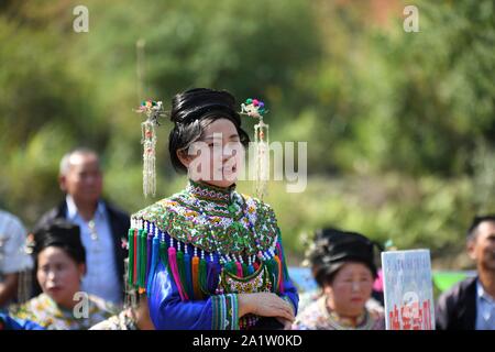 Guizhou, China. 29 Sep, 2019. Yunnan China - Die dritte Duliujiang Dong Vieh bein Piano Song Festival Off in Qianlie Dong Zhai, zhongzhen Stadt, Rongjiang County, qiandongnan Miao Dong Autonomen Präfektur, Provinz Guizhou getreten. Mehr als 800 Dong folk Sänger aus 38 Dongzhai 42 singen Teams aus Duliujiang County, Rong Jiang County, sang Kuh bein Song unter dem alten Banyan Tree auf der Riverside, feierte die Dong Nationalität Vieh bein Piano Song Festival und der nationalen Kultur. Credit: SIPA Asien/ZUMA Draht/Alamy leben Nachrichten Stockfoto