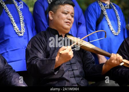 Guizhou, China. 29 Sep, 2019. Yunnan China - Die dritte Duliujiang Dong Vieh bein Piano Song Festival Off in Qianlie Dong Zhai, zhongzhen Stadt, Rongjiang County, qiandongnan Miao Dong Autonomen Präfektur, Provinz Guizhou getreten. Mehr als 800 Dong folk Sänger aus 38 Dongzhai 42 singen Teams aus Duliujiang County, Rong Jiang County, sang Kuh bein Song unter dem alten Banyan Tree auf der Riverside, feierte die Dong Nationalität Vieh bein Piano Song Festival und der nationalen Kultur. Credit: SIPA Asien/ZUMA Draht/Alamy leben Nachrichten Stockfoto