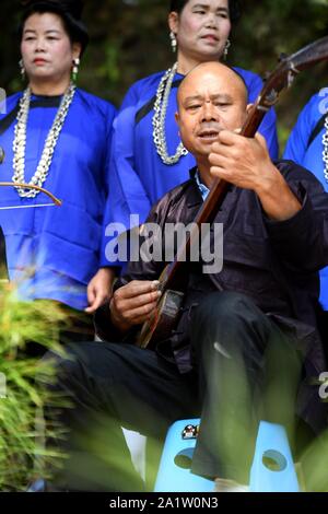 Guizhou, China. 29 Sep, 2019. Yunnan China - Die dritte Duliujiang Dong Vieh bein Piano Song Festival Off in Qianlie Dong Zhai, zhongzhen Stadt, Rongjiang County, qiandongnan Miao Dong Autonomen Präfektur, Provinz Guizhou getreten. Mehr als 800 Dong folk Sänger aus 38 Dongzhai 42 singen Teams aus Duliujiang County, Rong Jiang County, sang Kuh bein Song unter dem alten Banyan Tree auf der Riverside, feierte die Dong Nationalität Vieh bein Piano Song Festival und der nationalen Kultur. Credit: SIPA Asien/ZUMA Draht/Alamy leben Nachrichten Stockfoto