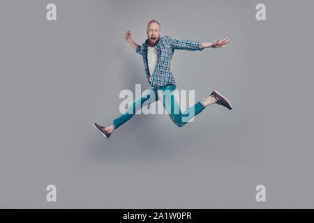 Volle Beine Körper größe Portrait von attraktiven stattlicher Mann in casua Stockfoto