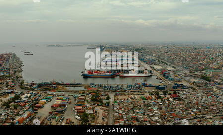 Sea Port mit Container Terminal, oben in der Stadt Manila. Größte cargo Port. modernen Hafen und globalen Handel Hintergrund, Philippinen. Stockfoto