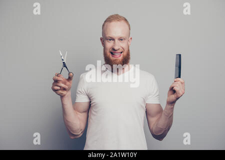 Attraktive stattlicher Mann in weiß casual Shirt stehen auf isolierte Stockfoto