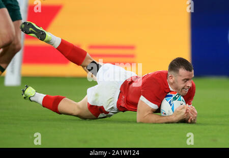 Wales" Gareth Davies Kerben seine Seiten zweite versuchen Sie, während der 2019 Rugby WM-Spiel im Stadion in Tokio, Japan. Stockfoto