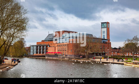 Ein Frühlingssicht auf das neue RSC-Theater am Ufer des Flusses Avon in Stratford, das im November 2010 in Warwickshire, England, renoviert wurde Stockfoto