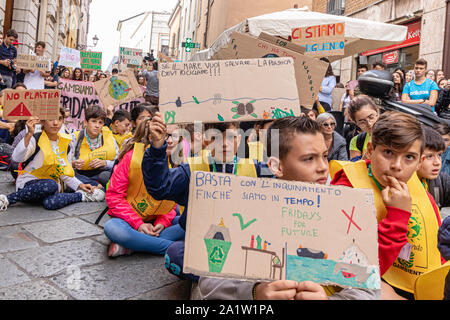 Mantova, Italien, 27. September 2019: Junge Menschen atteding das globale Klima Streik mit Banner Stockfoto