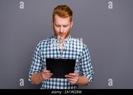 Portrait von Nizza konzentrierte ernst gesinnten stattlichen attraktiver Mann Stockfoto