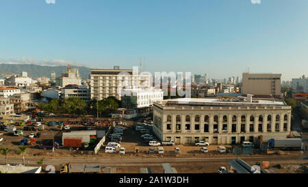 Luftaufnahme von Panorama der Stadt Cebu mit Wolkenkratzern und Gebäude bei Sonnenaufgang. Philippinen. Stockfoto