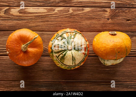 Blick von oben auf die verschiedenen frische Kürbisse auf Holz- Oberfläche mit Kopie Raum Stockfoto