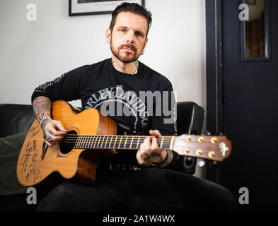 Ricky Warwick der Irischen Mega Gruppe Thin Lizzy und Ruhm schwarzen Sternen Reiter auf seinem jüngsten Promotiontour für "ein Zustand der Gnade in Belfast. Stockfoto