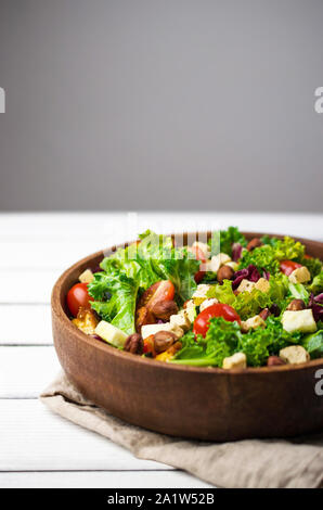 Vegan Salat mit Grünkohl und gegrillter Tofu Stockfoto