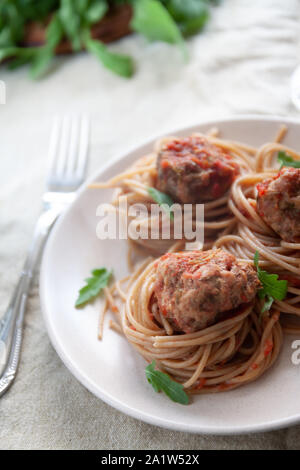 Original italienische Spaghetti mit Fleischbällchen in Tomatensauce Stockfoto