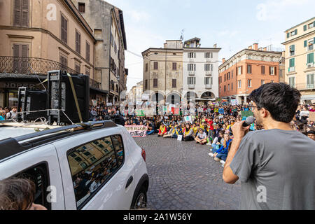 Mantova, Italien, 27. September 2019: Junge Menschen atteding das globale Klima Streik mit Banner Stockfoto