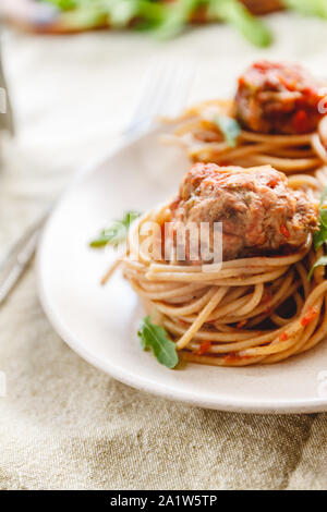 Original italienische Spaghetti mit Fleischbällchen in Tomatensauce Stockfoto