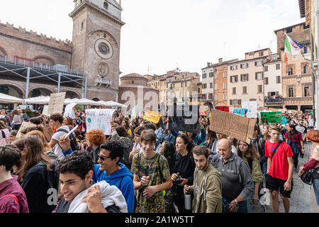 Mantova, Italien, 27. September 2019: Junge Menschen atteding das globale Klima Streik mit Banner Stockfoto