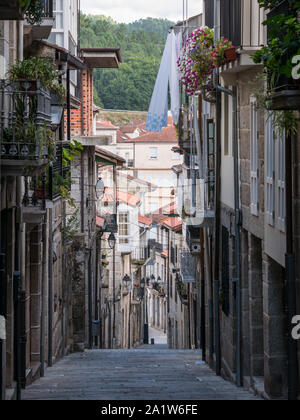 Blick auf eine schmale Straße in der Altstadt von Zas, Ourense, Galizien, Spanien Stockfoto