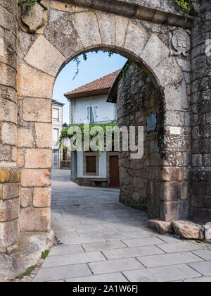 Mittelalterliche Stadt Porta Nova ("Die neue Tor") in der Stadtmauer von Zas, Galizien, Spanien Stockfoto