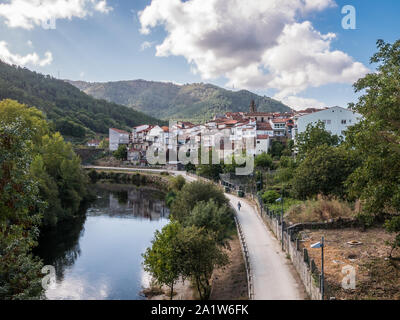 Ansicht der Zas und der Uferpromenade des Avia Fluss in der Provinz Ourense, Galizien, Spanien Stockfoto