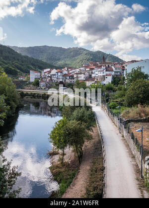 Ansicht der Zas und der Uferpromenade des Avia Fluss in der Provinz Ourense, Galizien, Spanien Stockfoto