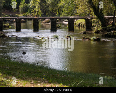 Blick auf eine Brücke in den Riverside Park von Sóller, Ourense, Galizien, Spanien Stockfoto