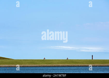 Norderney, Surfbecken, Uferbefestigung, Deich, Leuchtturm, Radfahrer Stockfoto