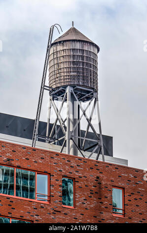 Rotterdam, Niederlande, 6. September 2019: im New Yorker Stil Wasserturm auf dem Dach von Montevideo Wohnhaus auf Wilhelminapier Stockfoto