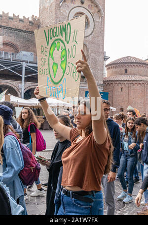 Mantova, Italien, 27. September 2019: Junge Menschen atteding das globale Klima Streik mit Banner Stockfoto