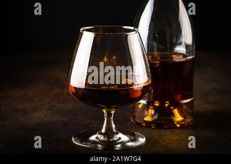 Cognac oder Brandy im Glas. Stockfoto