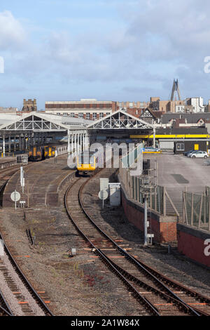 Arriva Northern Rail Class 142 pacer Zug + Klasse 150 Sprinter Abflug von Southport Bahnhof Stockfoto