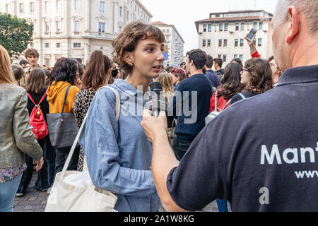 Mantova, Italien, 27. September 2019: Junge Menschen atteding das globale Klima Streik mit Banner Stockfoto